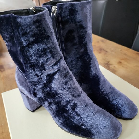 M. Gemi Blue Velvet Booties The Corsa Made in Italy 36 1/2   NWOB - Picture 5 of 15